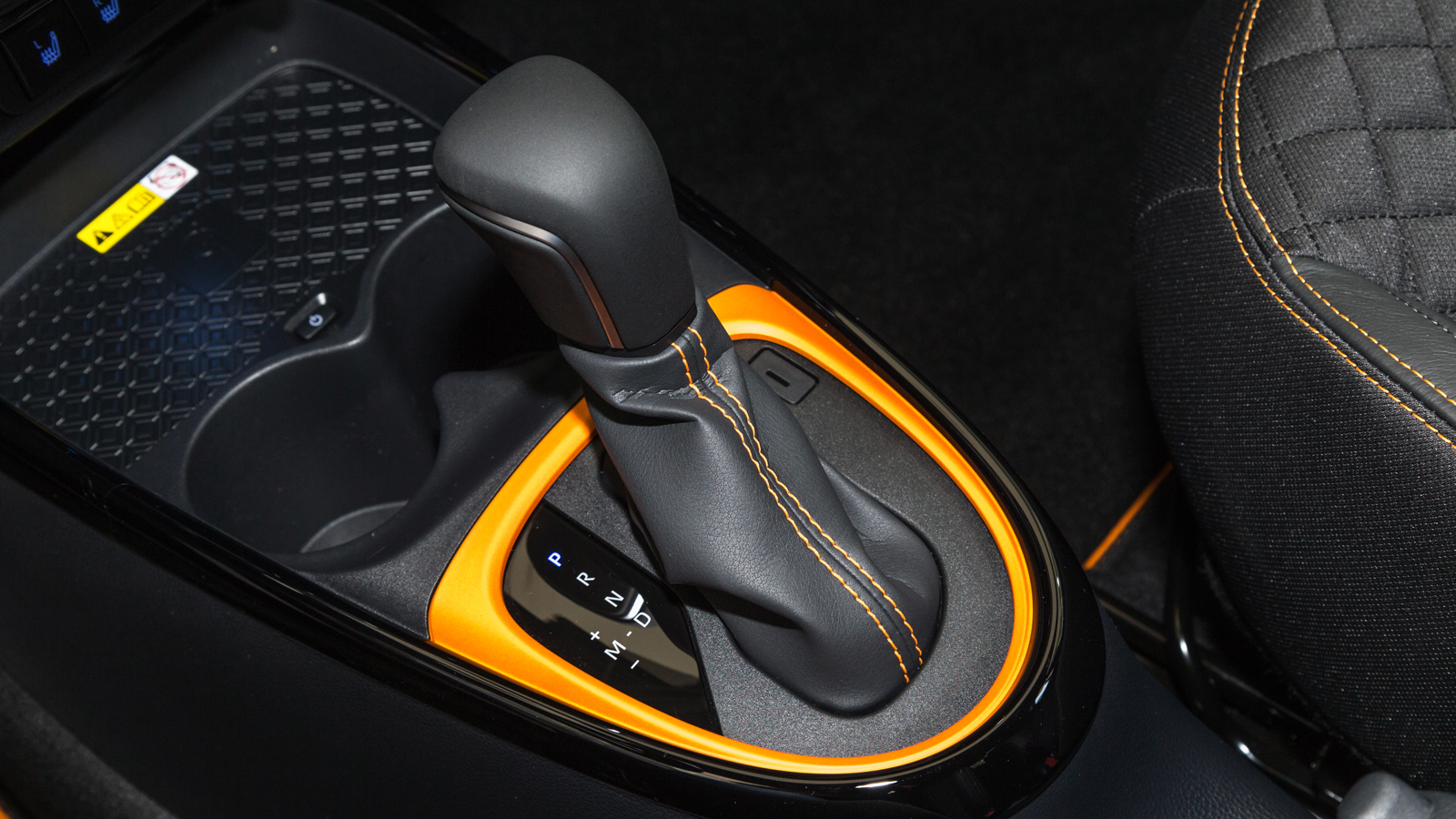 To όνομα του νέου αυτόματου κιβωτίου είναι S-CVT και διαθέτει 7 εικονικές σχέσεις που αυξάνουν την αίσθηση του. Ο θόρυβος συνεχίζει να είναι αρκετός σ